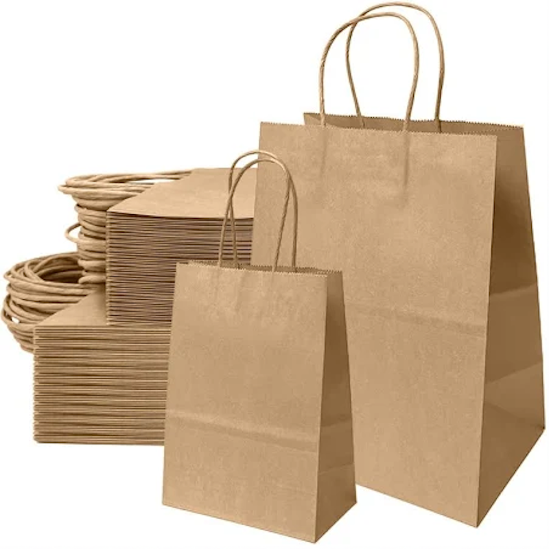 Sacs papier kraft avec poignées torsadées, deux formats présentés debout devant une pile de sacs pliés à plat