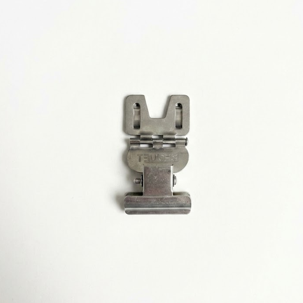 Pince articulée en acier inoxydable avec système de charnière central, vue de dessus sur fond blanc