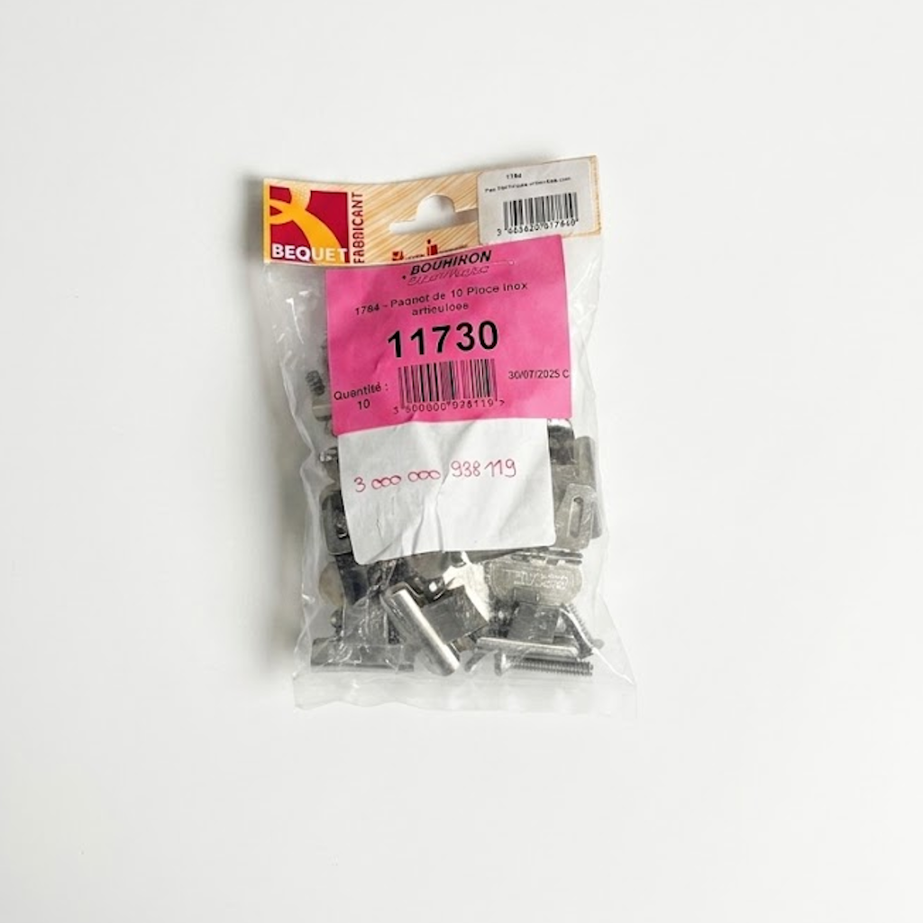 Sachet transparent contenant des pinces articulées en métal avec étiquette rose portant le numéro 11730