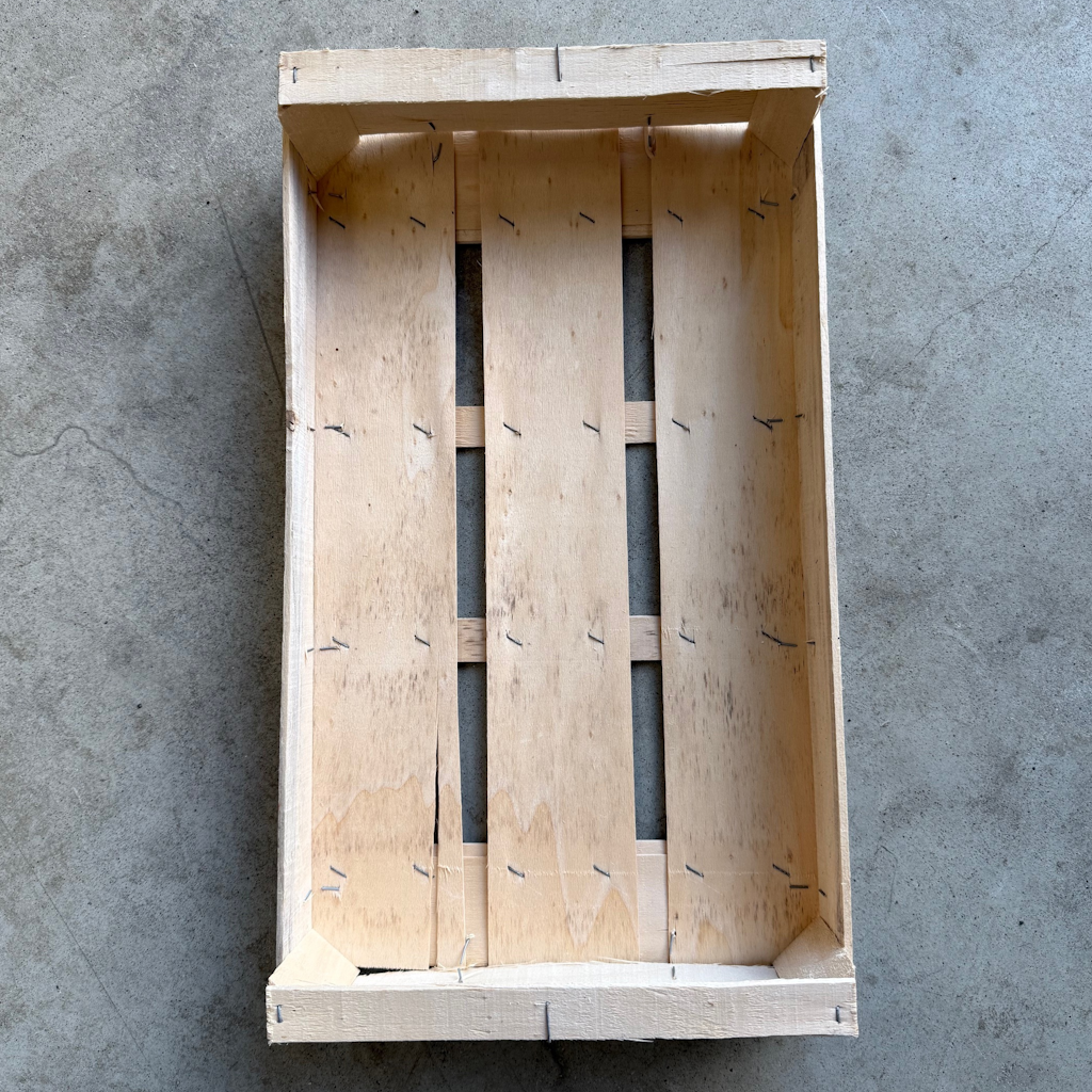 Démonstration de l'utilisation du produit Plateau Bois 50x30 C60 H85 sur fond neutre