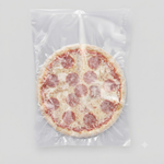 Sac sous vide transparent contenant une pizza surgelée au pepperoni et fromage