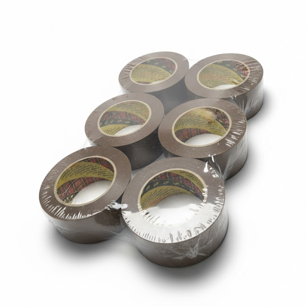 Démonstration de l'utilisation du produit Ruban Adhésif 65my silencieux havane 3M313 - 48mm x 100m sur fond neutre