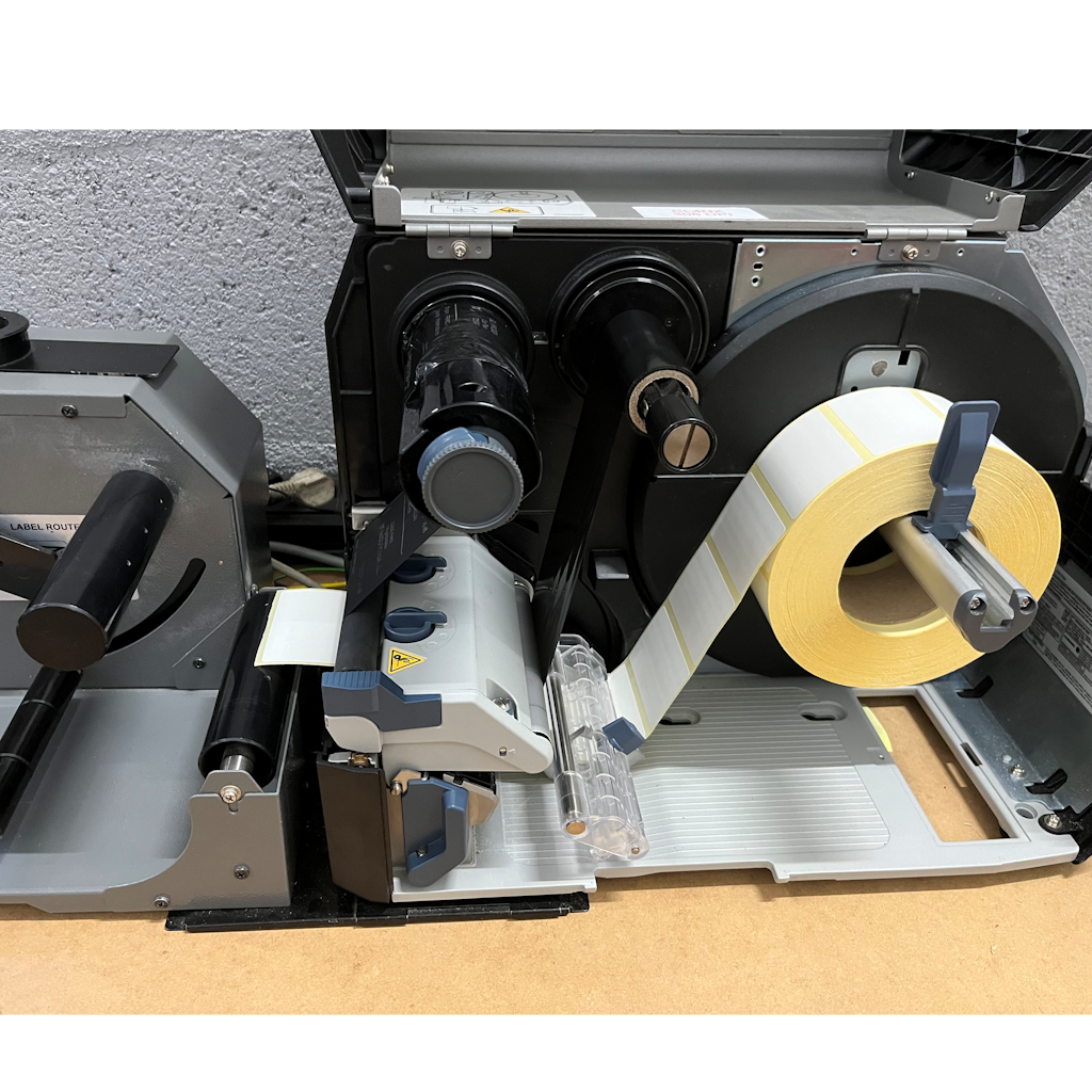 Démonstration de l'utilisation du produit Film Transfert Thermique Noir cire/Résine 84mm x 300ml sur fond neutre