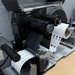 Démonstration de l'utilisation du produit Film Transfert Thermique Noir cire/Résine 110mm x 300ml sur fond neutre