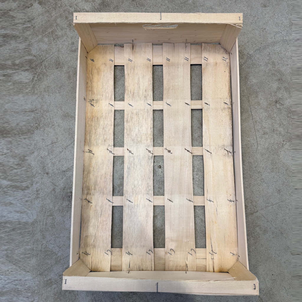 Démonstration de l'utilisation du produit Plateau Bois 60x40 C70 H120 poignées sur fond neutre