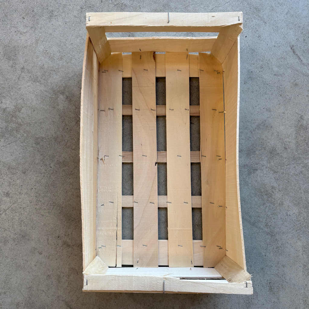 Démonstration de l'utilisation du produit Plateau Bois 50x30 C135 H160 Baby PP sur fond neutre