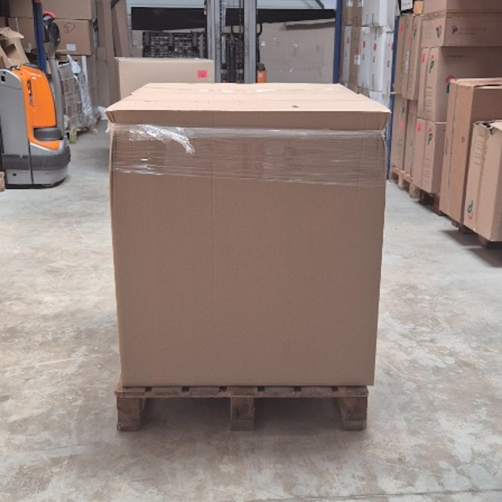 Palette de barquettes carton kraft empilées dans un entrepôt logistique avec transpalette en arrière-plan