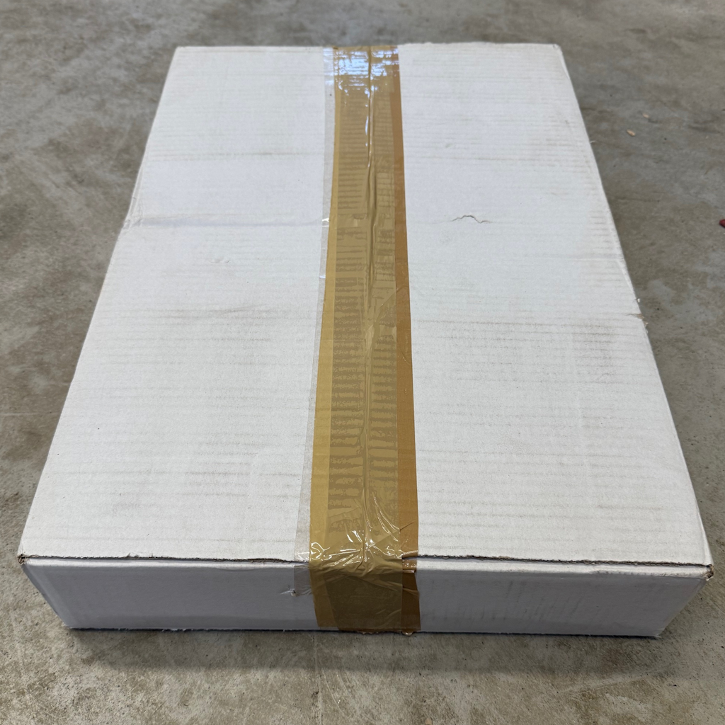 Démonstration de l'utilisation du produit Thermo Kraft Blanc Nadia - 25x33cm sur fond neutre