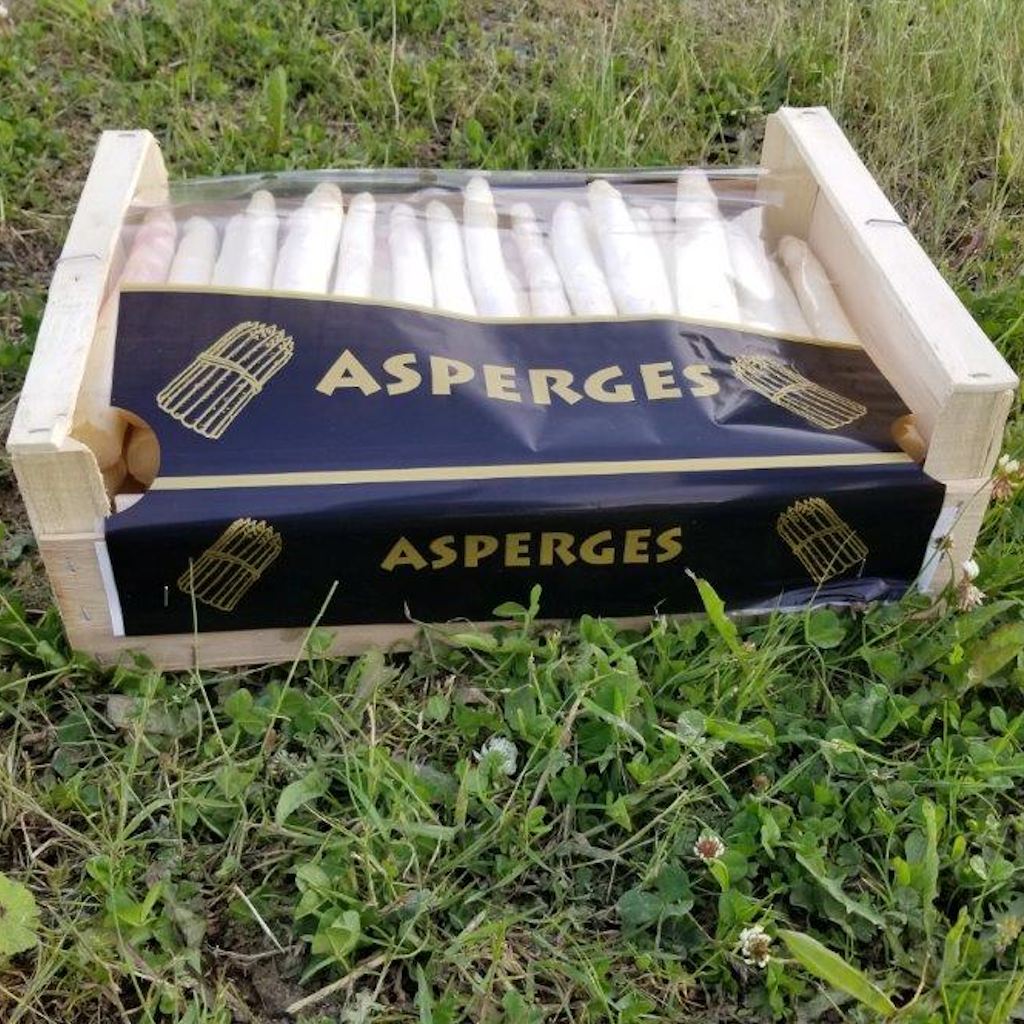 C'est un complexe plastique avec une impression marqué "ASPERGES" couleur OR sur fond noir. Ce complexe est agrafé sur un colis bois 40x30 qui est rempli d'asperges blanches