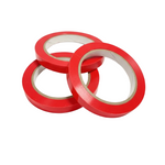 Présentation du produit Ruban Adhésif Rouge PVC 12mm x 66m sur fond neutre