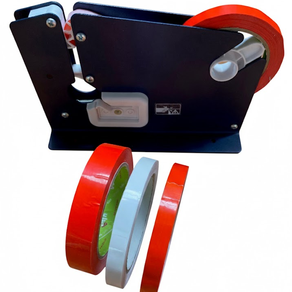 Démonstration de l'utilisation du produit Ruban Adhésif Rouge PVC 12mm x 66m sur fond neutre