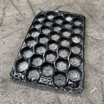 Démonstration de l'utilisation du produit Alvéole Pommes PP Noir 32F - 60x40cm sur fond neutre