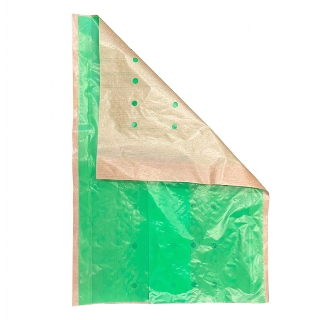 Présentation d'une garniture en matière kraft et plastique perforée pour plateau 60x40, le haut est plié pour voir la partie kraft du dessous