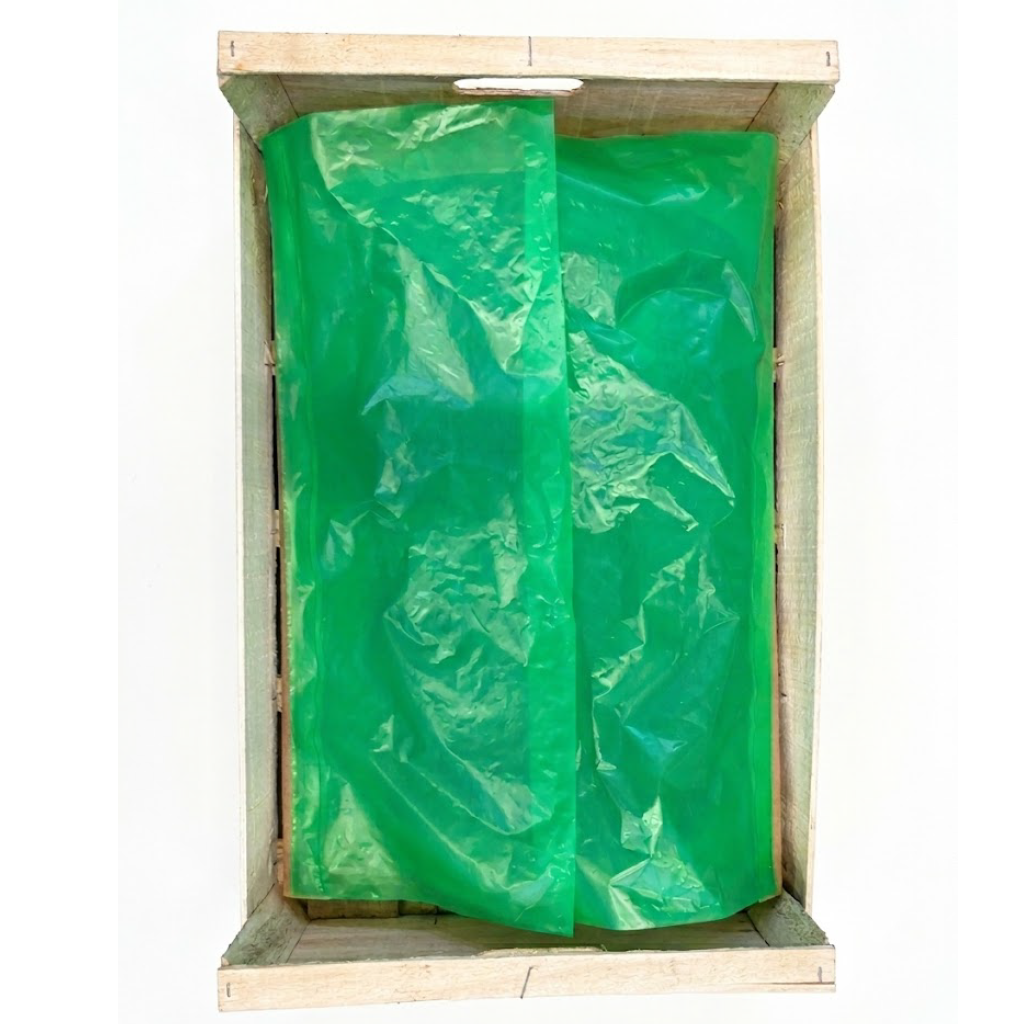 Présentation d'une garniture en matière kraft et plastique perforée qui est posée dans un plateau bois 60x40 