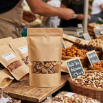 Sachet kraft zip avec fenêtre contenant des fruits secs, présenté sur un étal de marché avec d'autres produits