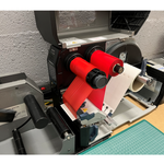 Démonstration de l'utilisation du produit Film Transfert Thermique Rouge Résine 110mm x 300ml sur fond neutre