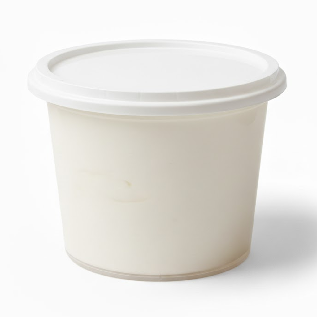 Démonstration de l'utilisation du produit Ensemble Pot PP Cristal + Couvercle Blanc 50cl sur fond neutre