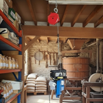 Démonstration de l'utilisation du produit Suspenseur équilibreur pour couseuse type "F" sur fond neutre