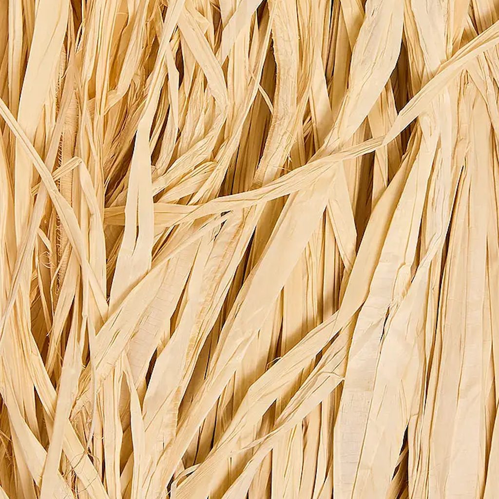 Raphia naturel en fibres beiges claires disposées en liasse dense et entrelacée