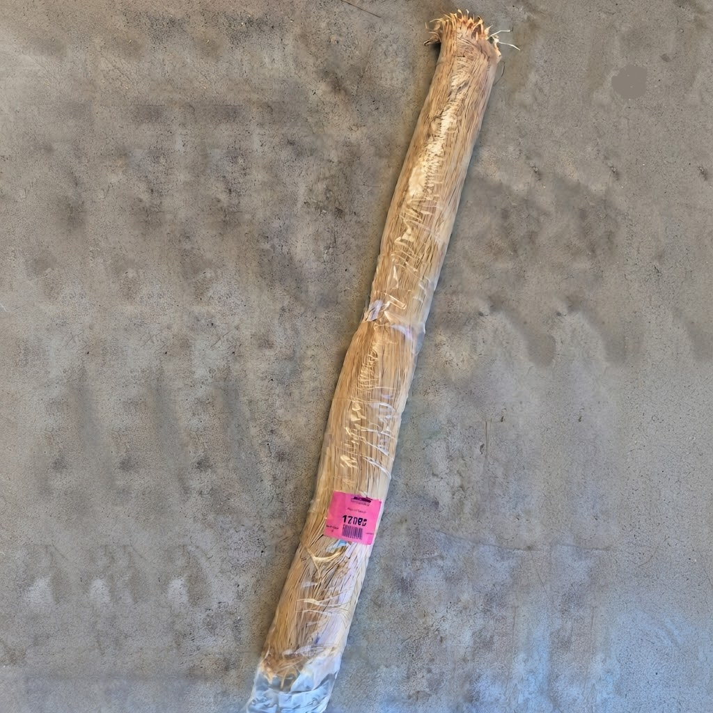 Botte de raphia naturel de 1 kg emballée sous film plastique transparent avec étiquette rose