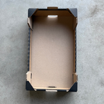 Démonstration de l'utilisation du produit Plateau Carton 50x30 H10.5 Noir sur fond neutre