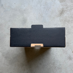 Démonstration de l'utilisation du produit Plateau Carton 50x30 H10.5 Noir dans la vie de tout les jours