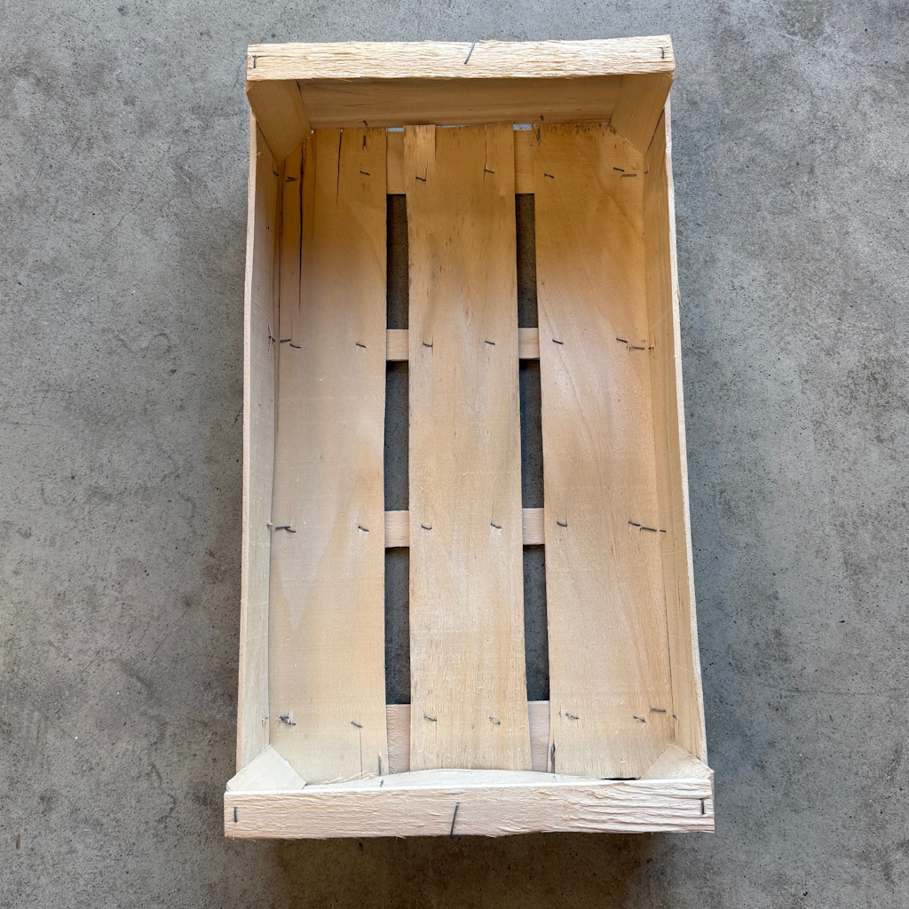 Démonstration de l'utilisation du produit Plateau Bois 50x30 C80 H120 sur fond neutre