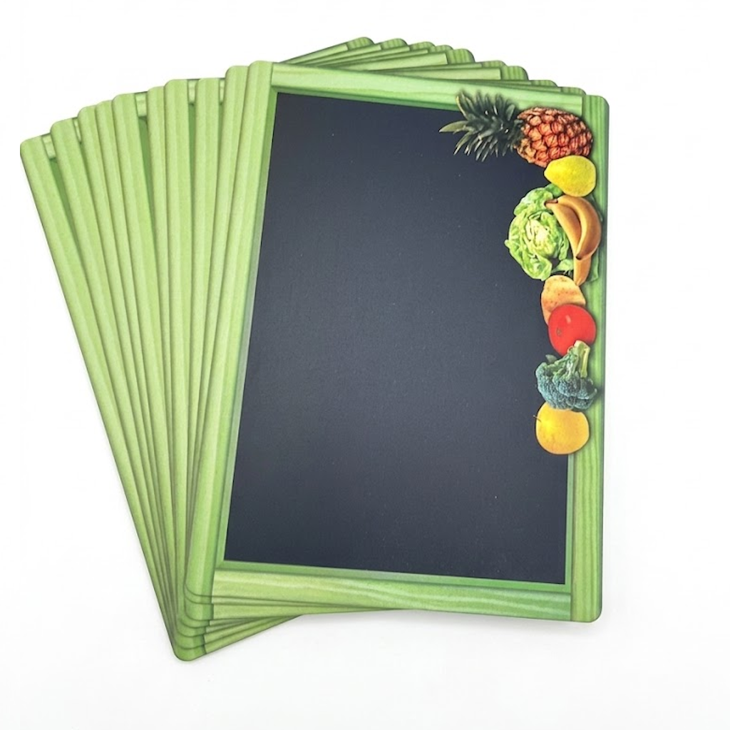 Paquet de 10 pancartes à cadre vert avec surface noire et décor de fruits et légumes sur le côté droit
