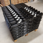 Plaques intercalaires VINPLAST 1210 noires empilées sur palette en entrepôt logistique