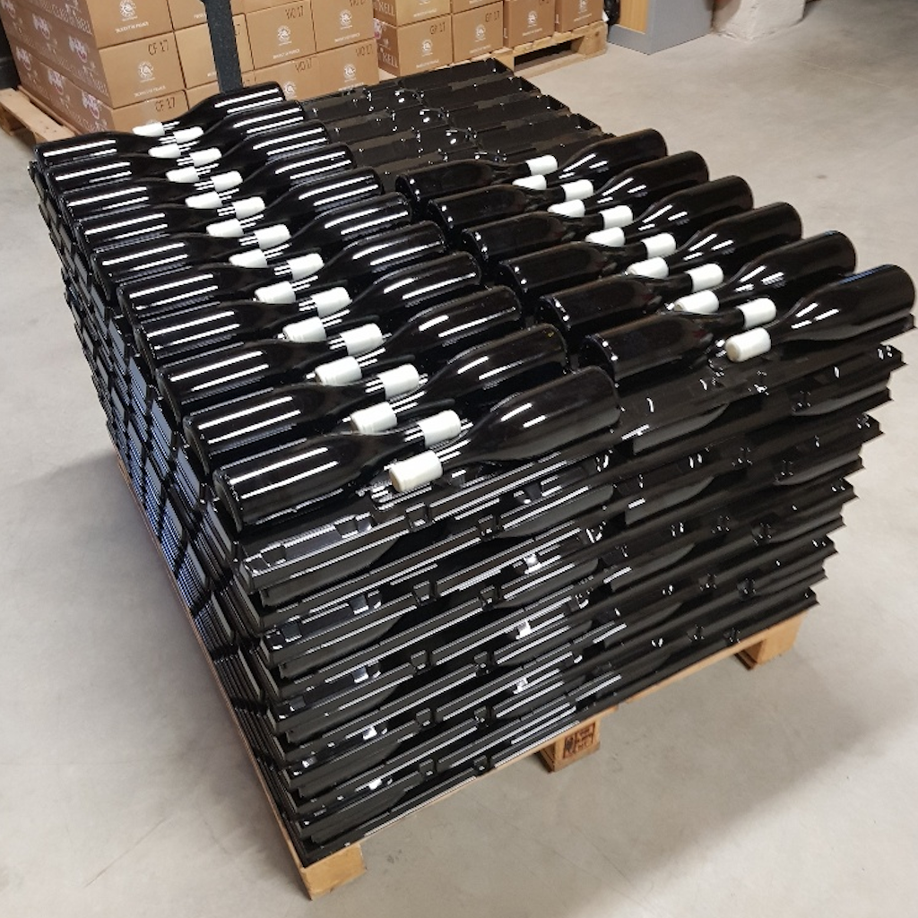 Plaques intercalaires VINPLAST 1210 noires empilées sur palette en entrepôt logistique