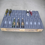 Plaque intercalaire VINPLAST grise sur palette EUR avec 8 bouteilles de vin et champagne