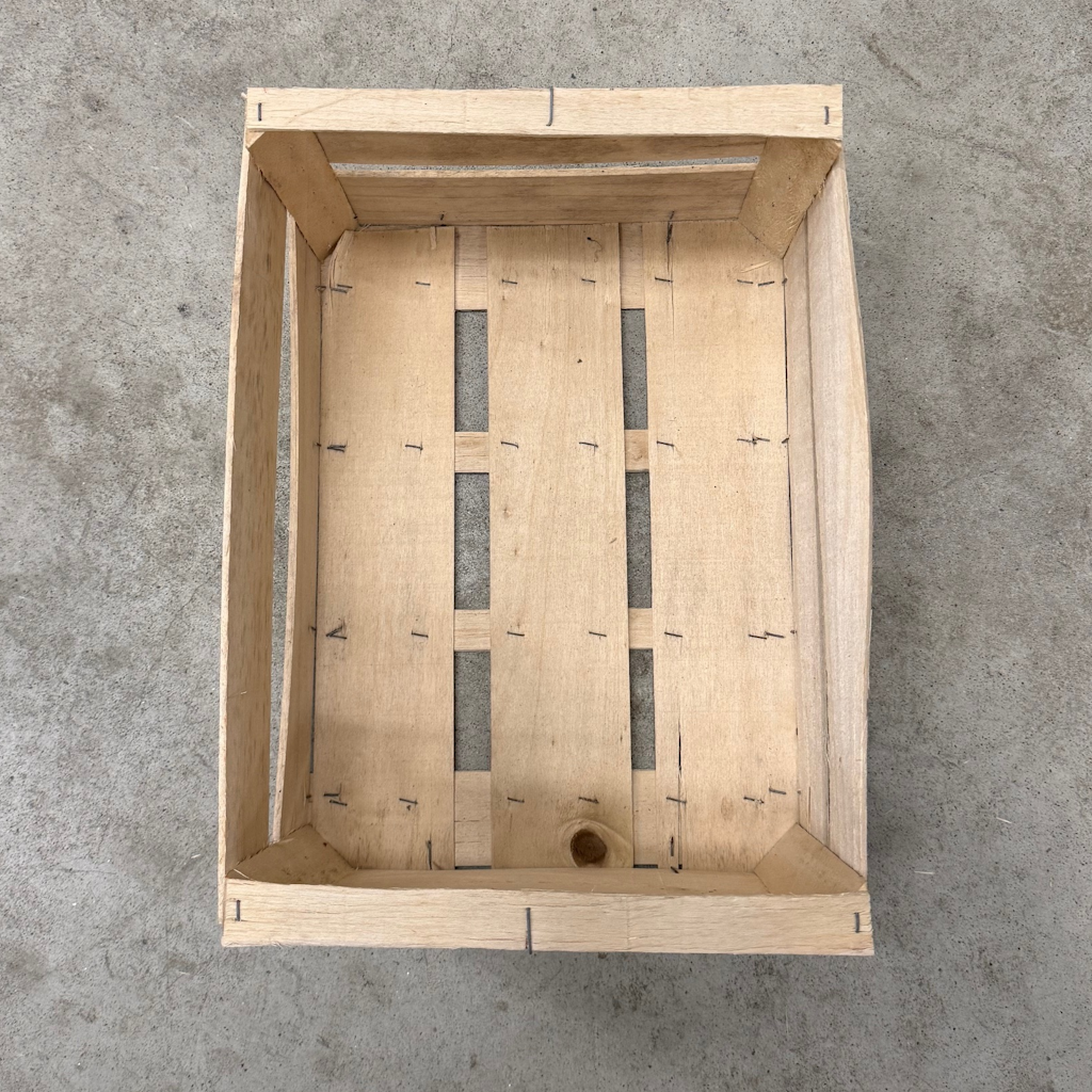 Démonstration de l'utilisation du produit Plateau Bois 40x30 C165 H190 sur fond neutre