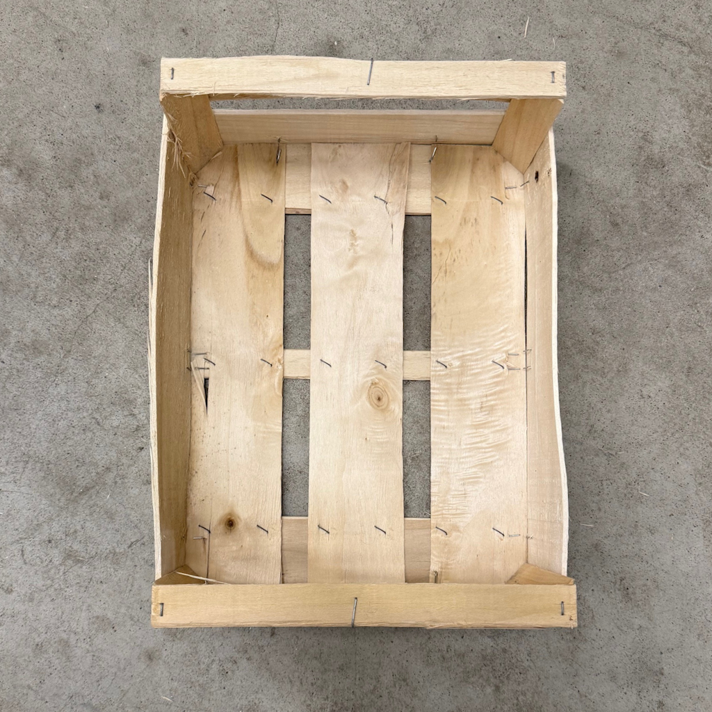 Démonstration de l'utilisation du produit Plateau Bois 40x30 C90 H135 sur fond neutre