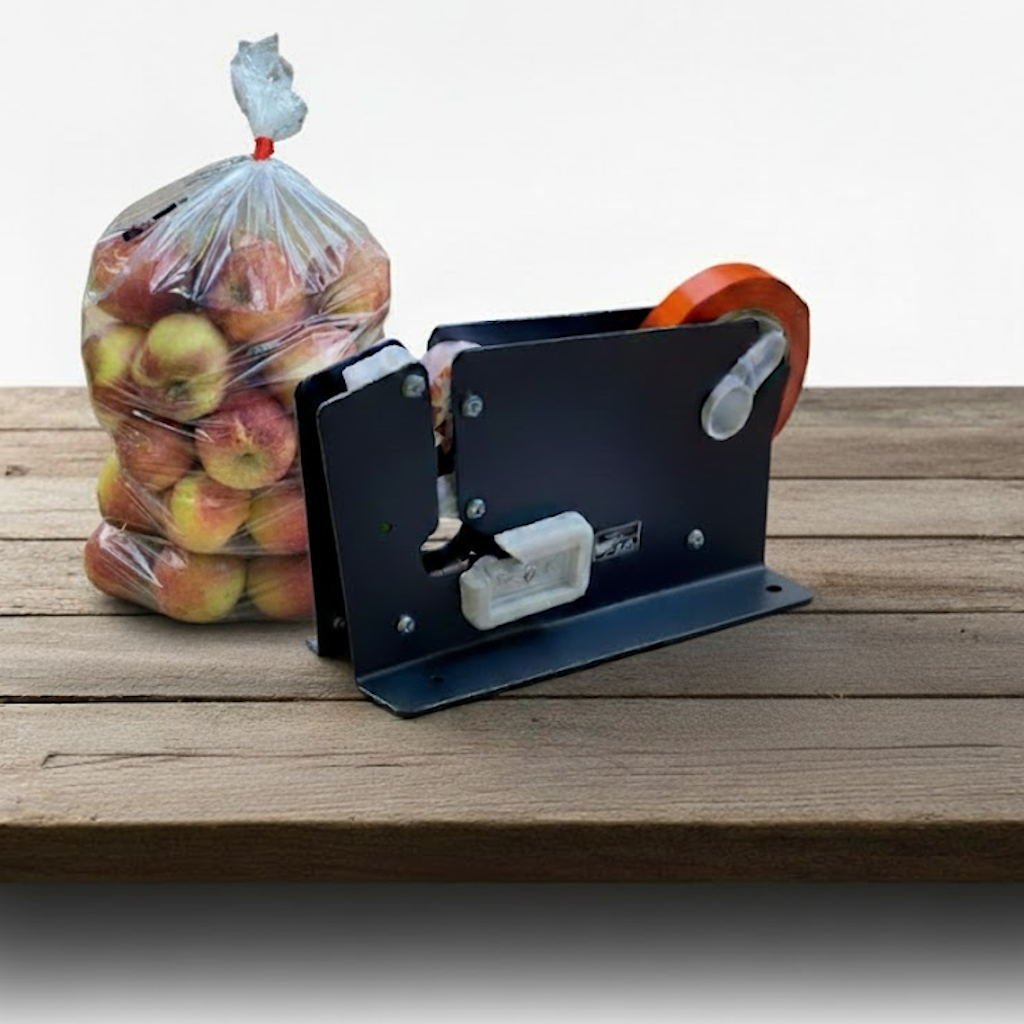 Démonstration de l'utilisation du produit Scelleuse métal pour Ruban de 12mm avec Ebarbage sur fond neutre