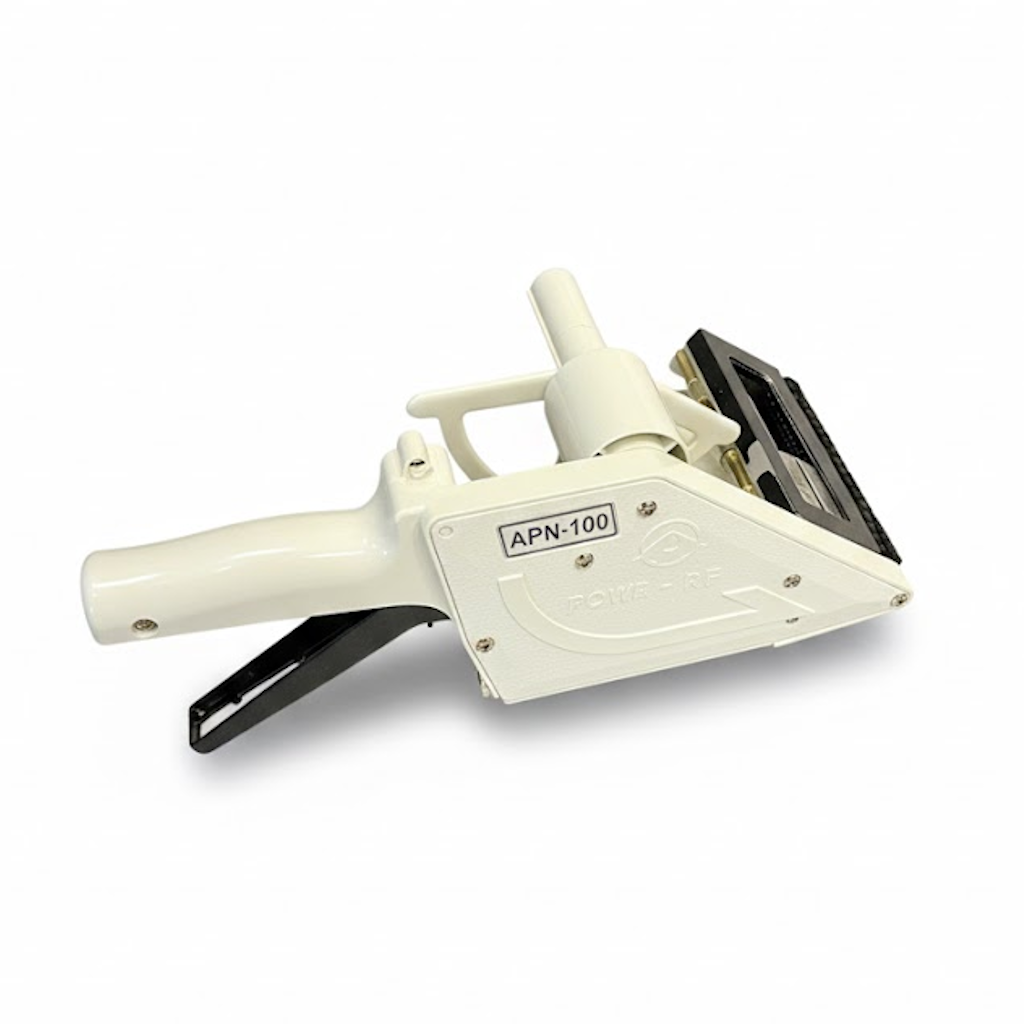 Démonstration de l'utilisation du produit Pince Z TOWA APN 65/100 sur fond neutre