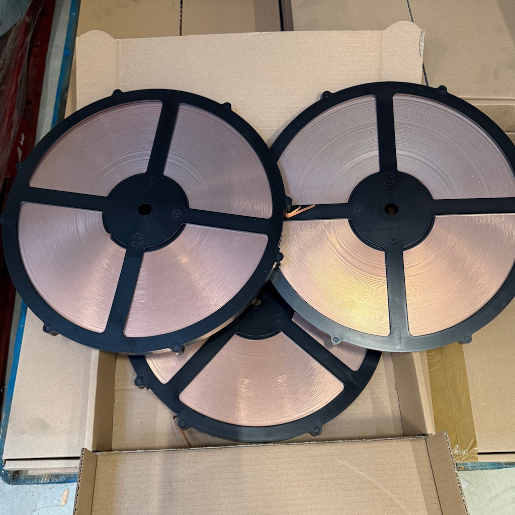 Démonstration de l'utilisation du produit Feuillard d'agrafage 5x0.35mm cuivré - Carton de 3 cassettes sur fond neutre