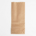 Sac SOS en papier kraft brun avec fond plié à soufflets, vu de face sur fond blanc