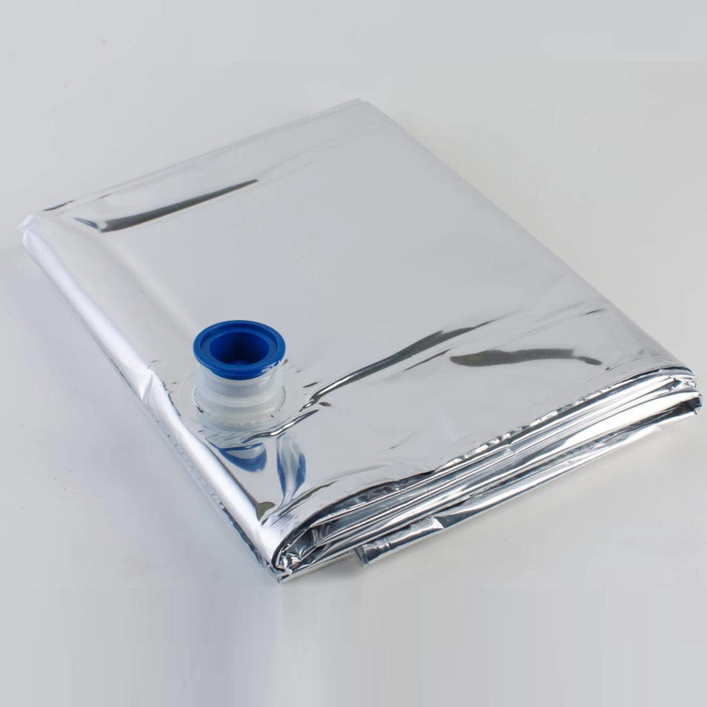 Démonstration de l'utilisation du produit Poche Métal 220L / 2 PE 62µ / Robinet centre sur fond neutre