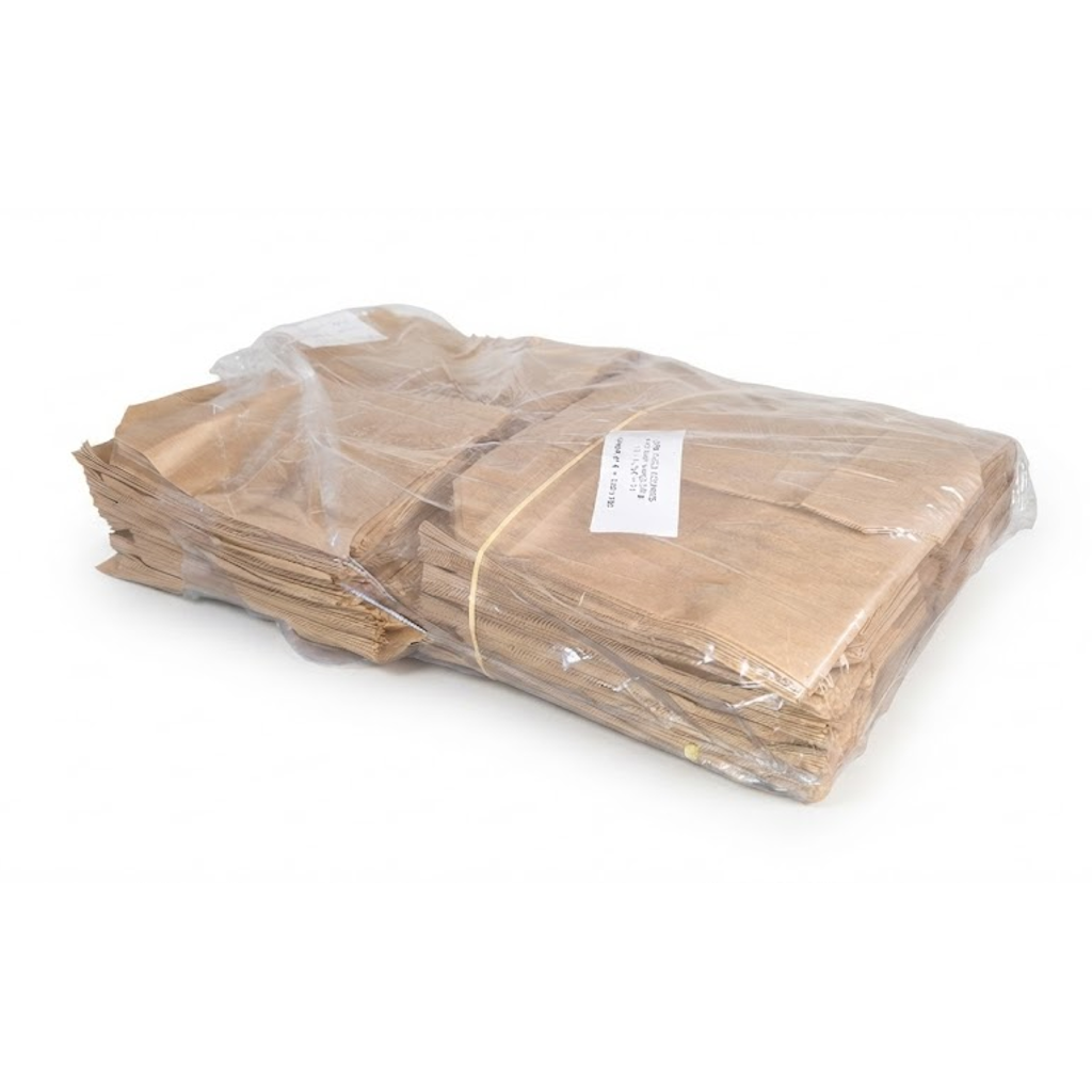 Sacs écornés kraft brun empilés et emballés sous film plastique transparent avec étiquette