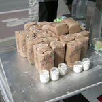 Démonstration de l'utilisation du produit Sac Ecorné Kraft Brun 2 Feuilles N°9 - 180x285mm sur fond neutre