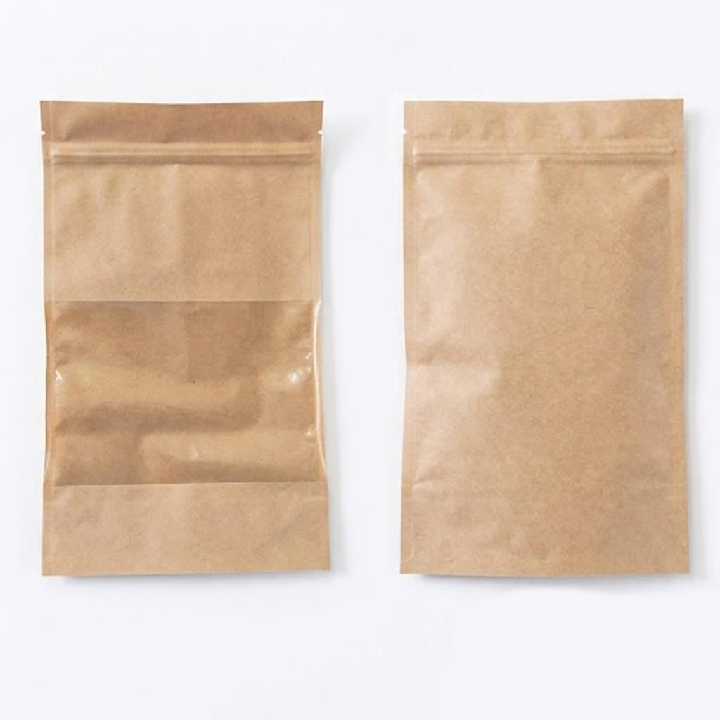 Deux sachets kraft avec fenêtre transparente et fermeture zip, vus de face sur fond blanc
