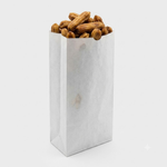 Sac papier SOS kraft blanc rempli de cacahuètes non décortiquées sur fond blanc