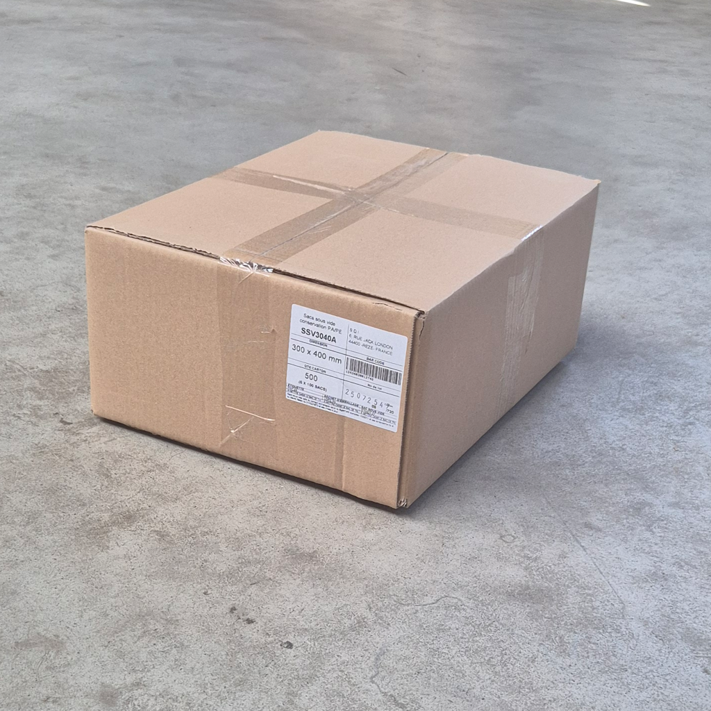 Carton de 500 sacs sous vide 300x400mm posé au sol avec étiquette produit visible