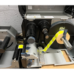 Démonstration de l'utilisation du produit Film Transfert Thermique Noir cire/Résine 56mm x 300ml sur fond neutre