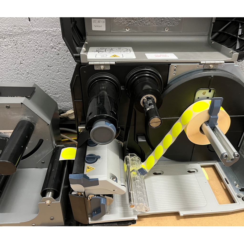 Démonstration de l'utilisation du produit Film Transfert Thermique Noir cire/Résine 56mm x 300ml sur fond neutre