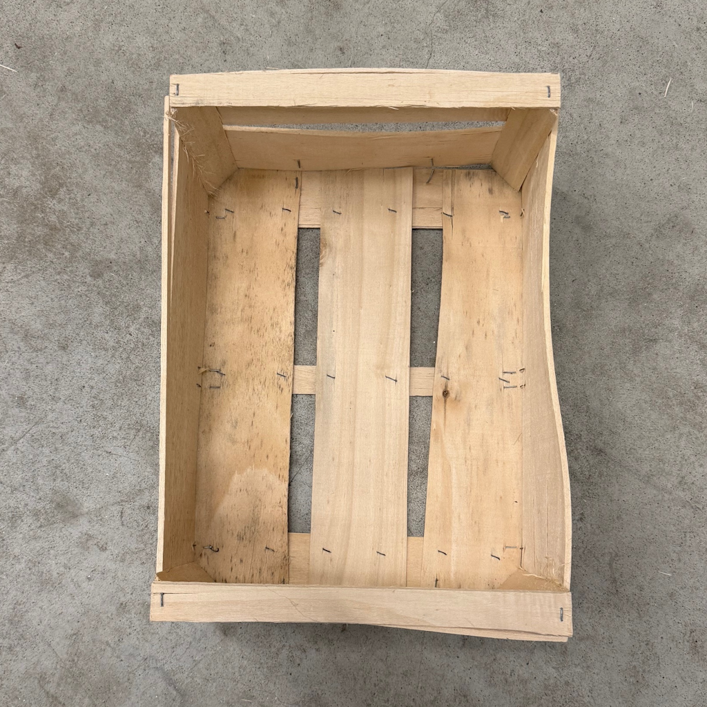 Démonstration de l'utilisation du produit Plateau Bois 40x30 C132 H160 sur fond neutre