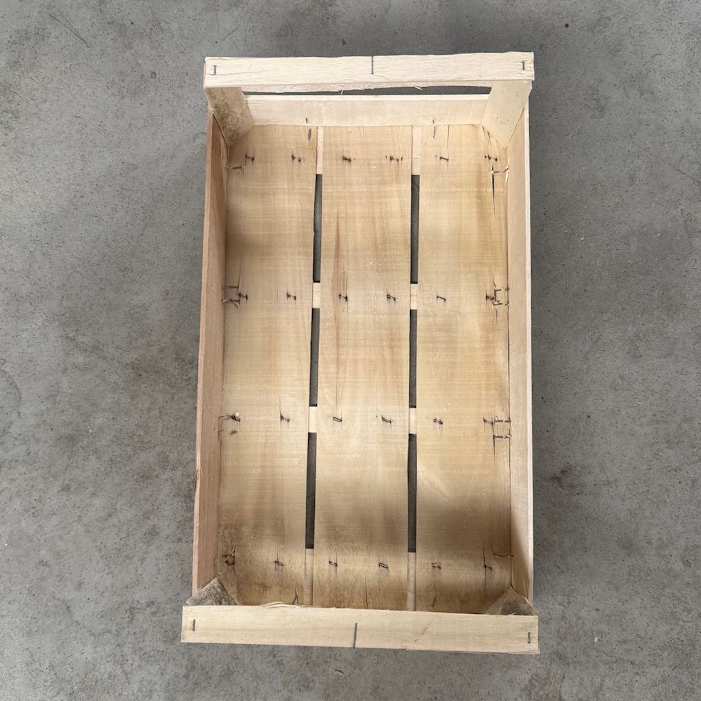Démonstration de l'utilisation du produit Plateau Bois 50x30 C90 H145 sur fond neutre