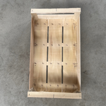 Démonstration de l'utilisation du produit Plateau Bois 50x30 C90 H145 sur fond neutre