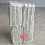 Palette de boîtes à œufs en carton moulé blanc empilées et emballées sous film plastique transparent