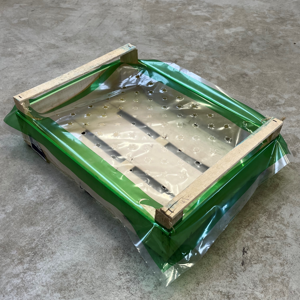 Démonstration de l'utilisation du produit Coiffe à encoches liseret Vert pour pltx 40x30 sur fond neutre